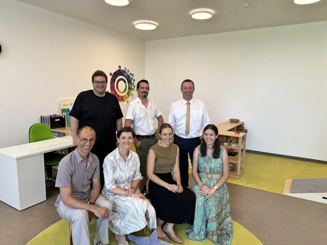 Vorne, von links: Seelsorger Wolfgang Schönleitner, Bundesrätin Barbara Prügl, Kindergartenleiterin Lena Roßgatterer, Gruppenleiterin Sarah Edthaler, hinten von links: Architekt Maximilian Bauböck, Amtsleiter Thomas Fischer, Bürgermeister Klaus Paminger | Foto: Gemeinde St. Aegidi/Thomas Fischer
