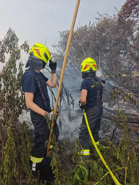 Durch das rasche und koordinierte Zusammenwirken aller eingesetzten Feuerwehren konnte der Brand schließlich unter Kontrolle gebracht und eine weitere Ausbreitung verhindert werden. | Foto: BFKDO EU - Rene Fasching