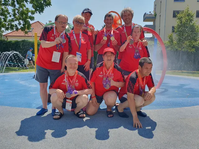 Die erfolgreichen. Wairer Schwimmsportler: Sabine Krejci, Carina Schadenbauer, Jasmine Wintersteller, Christopher Snow, Claus Kaltenbacher, Paul Nusitz und Georg Wolf sowie die Betreuer Monika Weißensteiner und Andi Reimann. | Foto: Diakonie Waiern
