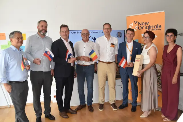 Offizielle Eröffnung des neuen Büros von "New Originals" in Oberwart: Vu Phan (COO), Juraj Lunter (Technischer Direktor/ CTO), Matthias Krön (Geschäftsführer / CEO), Bürgermeister Georg Rosner, Peter Garherr (Finanzvorstand / CFO), Ronald Gansfuss (Supply Chain Director), Tanja Stöckl (Wirtschaftskammer-Regionalstellenobfrau) und Alexandra Sulyok (Wirtschaftskammer-Spartenobfrau-Stellvertreterin) | Foto: MeinBezirk/Michael Strini