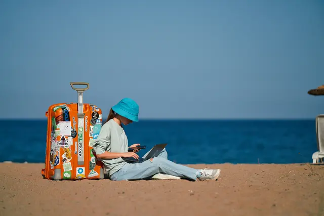 Wenn Kinder und Jugendliche nicht mit den eigenen Eltern oder Erziehungsberechtigten reisen gibt es ein paar Dinge zu beachten.  | Foto: unsplash / Anastasiia Nelen