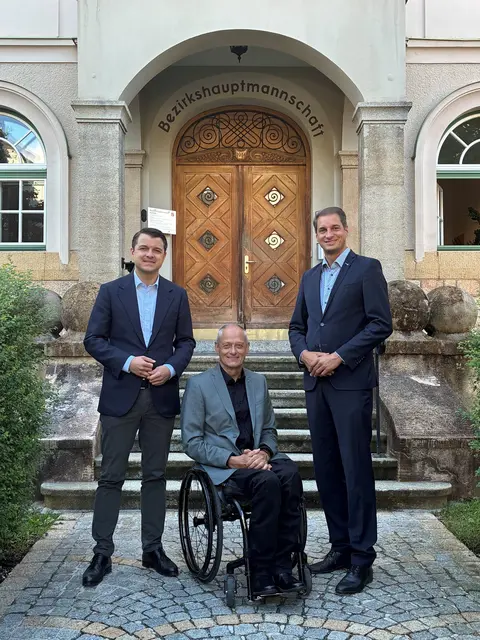 Der neue Bürgermeister-Stellvertreter von Wörgl wurde angelobt (v.l.): BH Kurt Berek, neuer Vizebürgermeister Hubert Aufschnaiter und Bgm. Michael Riedhart. | Foto: Land Tirol 