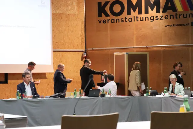 Im Rahmen der Gemeinderatssitzung stimmten die Mandatarinnen und Mandatare über die Neubesetzung der Stadtamtsleitung und des zweiten Vizebürgermeisteramtes ab. | Foto: Martina Obertimpfler 