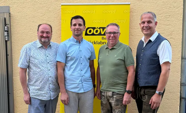 Friedrich Neuwirth übergab an Bernhard Hehenfelder, Thomas Hintermaier und Christian Mader (v.l.) bedankten sich für die geleistete Arbeit. | Foto: Hehenfelder