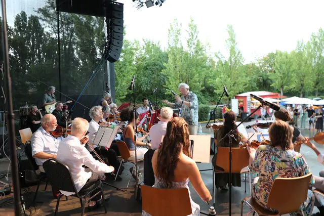 Erfolgreiche Erstaufführung der Klavierballade für Orchester und Violine „Mirador“, komponiert von Bürgermeister Peter Molnar. Der Stadtchef präsentierte sein Werk am Klavier gemeinsam mit dem Kammerorchester Krems und der Hubertuskapelle der Musikschule Krems unter der Leitung von Musikschuldirektor Hubert Pöll | Foto: Stadt Krems