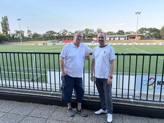 Yellowstar-Obmann Robert Kovanda und der neue 1. SSC-Obmann Ernst Kabran machen wieder gemeinsame Sache.  | Foto: Luca Arztmann/MeinBezirk