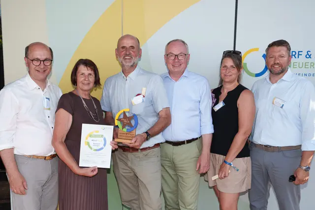 Rudolf Passet aus Tullnerbach prägt das Leben im Irenental und wurde dafür zum Dorfhelden gekürt. Am Foto: Präs. Johannes Pressl, Obfrau Maria Forstner, Dorfheld Rudolf Passet, LH-Stv. Stephan Pernkopf, Vbgm. Birgit Jandrasits und Bgm. Stefan-Paul Porteder. | Foto: Josef Bollwein