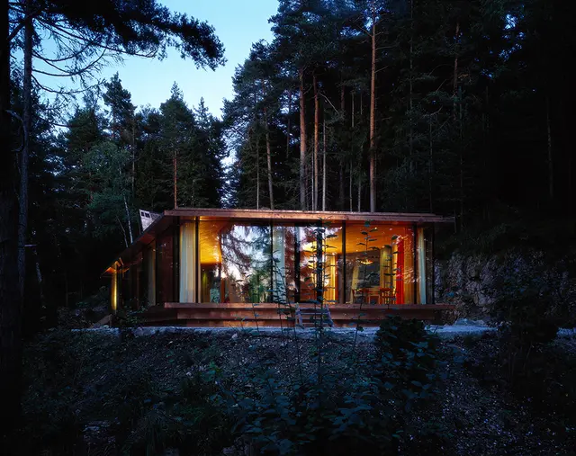 Im Mittelpunkt der Ausstellung von Thomas Schütte steht das Projekt "Ferienhaus T", das in Mösern steht. | Foto: Nic Tenwiggenhorn