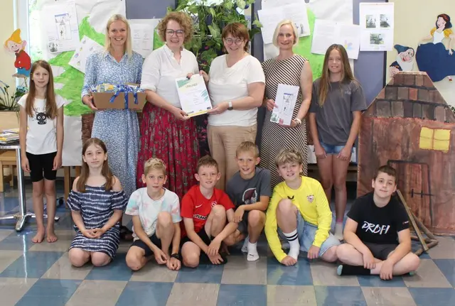 Volksschule Randegg gewann mit einer originellen Schülerzeitung den Kreativwettbewerb "Zeit für Zeitung" – Bildungs-Landesrätin Christiane Teschl-Hofmeister überreichte den ersten Preis persönlich | Foto: BhW Niederösterreich