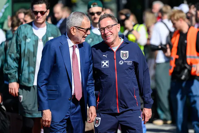 Vor dem WM-Spiel Österreichs gegen Spanien hat Bundespräsident Alexander Van der Bellen einen Appell an Eltern gerichtet. Hier auf dem Foto mit ÖFB-Coach Ralf Rangnick. | Foto: APA-Images / APA / MAX SLOVENCIK