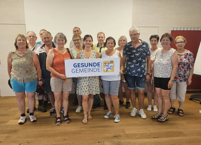 Elfriede Meneder, Emmerich Schrenk, Lambert Gebharter, Alois Scharf, Christine Mayrhofer, Herbert Mayrhofer, Gertrude Berger, Arbeitskreisleiterin der Gesunden Gemeinde Romana Graf, Günther Schneeberger, Annemarie Lemke, Andrea Schneeberger, Franz Rößler, Herta Pichler, Roswitha Scharf und Maria Schilcher bei der Gesunden Jause der Wandertreff Gruppe. | Foto: Gesunde Gemeinde Echsenbach