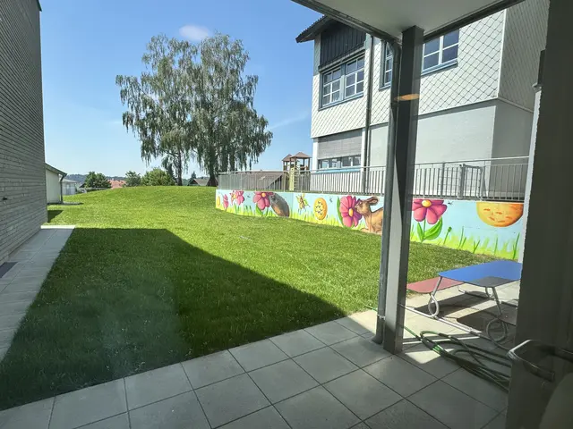 Eine bunte Mauer verschönert den neuen Garten des Aegidinger Kindergartens: Der Künstler Lukas Weitzhofer alias Luky Vete hat die Wand gemeinsam mit den Kindern bemalt.  | Foto: Gemeinde St. Aegidi/Thomas Fischer