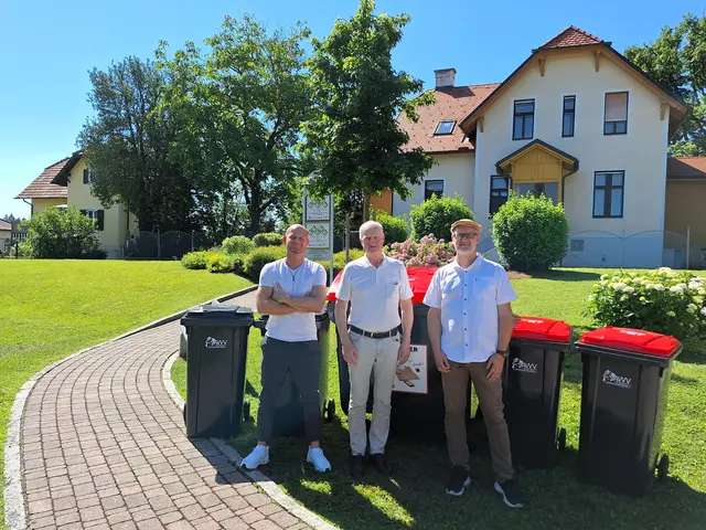Die Mülltonnen in Laßnitzhöhe erfolgreich getauscht. Moritz Reeh, Bernhard Liebmann und Markus Krogger (v. l.) zeigen sich erfreut. | Foto: AWV GU