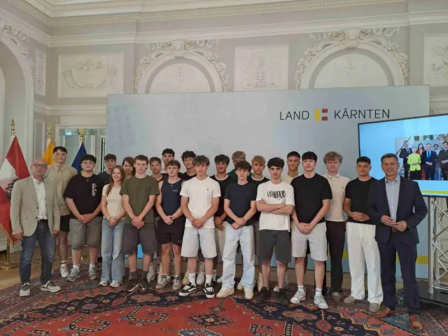 Landeshauptmann Daniel Fellner und die 2AHWIM Klasse mit Klassenvorstand Professor Allesch. | Foto: HTL Wolfsberg
