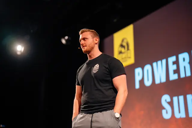 Laut Natternbacher Fitnesscoach Gabriel Reifinger soll man lieber mit dem eigenen Körpergewicht starten und die Bewegungsabläufe sauber erlernen, bevor Zusatzgewichte eingesetzt werden. | Foto: Gabriel Reifinger