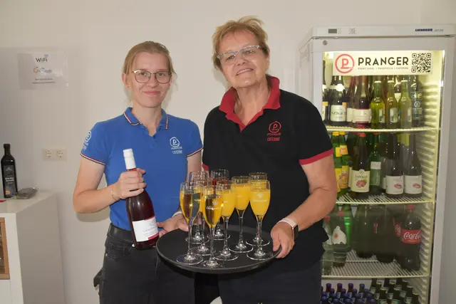 Sarah und Sieglinde sorgten für die Getränke. | Foto: MeinBezirk/Michael Strini