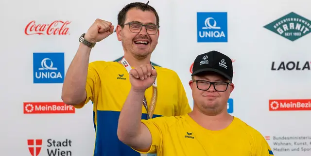 Die Boccia-Sportler der Lebenshilfe-Werkstätte Freistadt, Jakob Kreindl und Erik Schirmer (von links), freuen sich über die Goldmedaille im Doppel. | Foto: Gepa pictures/Avni Retkoceri