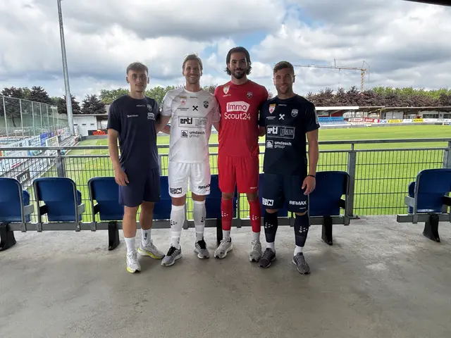 Florent Hajdini ( Trainingsgewand),  Sebastian Wimmer (Auswärtstrikot), Tiago Estêvão (Tormann), Lukas Deinhofer (Heimtrikot)
 | Foto: Dietl-Schuller