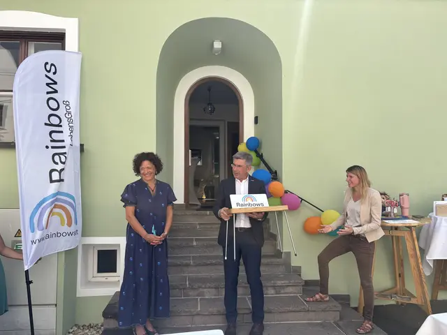 1. Vizebürgermeister LAbg. Franz Fartek überbrachte als Willkommensgeschenk einen Holzschemel mit Intarsie samt FAIRing-Logo und Rainbows-Emblem.