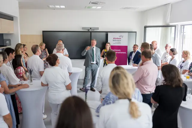 Im Führungskräfte-Café stand der offene Austausch im kleinen Rahmen im Vordergrund: Tilman Königswieser und Landeshauptmann-Stellverteterin Christine Haberlander diskutierten  mit Führungskräften des Klinikums Rohrbach aktuelle Herausforderungen und Zukunftsthemen in wertschätzender Atmosphäre. | Foto: OÖG