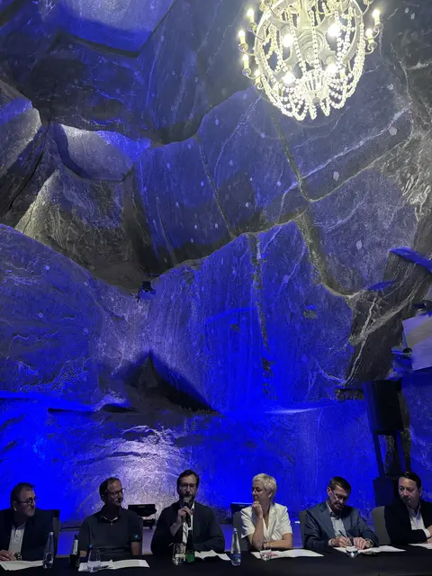 Bei einem Pressegespräch 135 Meter unter der Oberfläche im Salzbergwerk ging es um die Herausforderungen für die oö. Bauwirtschaft – v.l.: Martin Greiner, Landesinnungsmeister OÖ Bauhilfsgewerbe, Wolfgang Holzhaider, Landesinnungsmeister Bau OÖ, Stefan Leitl, Vorsitzender der Stein- und keramischen Industrie der WKOÖ, Wirtschaftskammer OÖ-Präsidentin Doris Hummer, Wirtschaftslandesrat Markus Achleitner, Landeshauptmann-Stellvertreter und Wohnbaureferent Manfred Haimbuchner.   | Foto: MeinBezirk/Thomas Winkler
