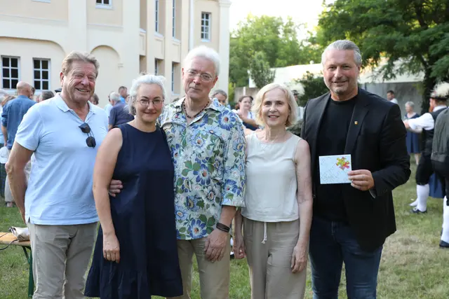 Nach dem Abschlusskonzert wurde im Pfarrgarten weitergefeiert. 
v.li.n.re.: Stadtrat Helmut Mayer, den scheidenden Musikschulleiter Hubert Pöll mit seiner Gattin und Musikschullehrerin Judith Waldschütz, Magistrat-Bereichsleiterin Doris Denk sowie Bürgermeister Peter Molnar mit der neuen Musikschul-CD „The Puzzle“  | Foto: Stadt Krems