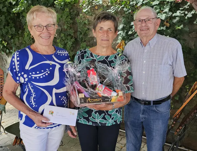Obfrau Inge Kapeller und Jubilarin Elisabeth Lugauer mit Gatte Johann | Foto: PV Waidhofen/Thaya