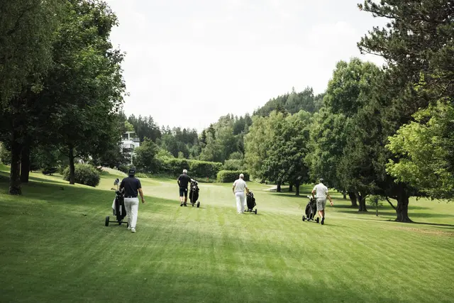 Auf dem Weg zum nächsten Abschlag: Ryder Cup Tirol vs. Kärnten. | Foto: Innsbruck Tourismus / Luca Jänichen