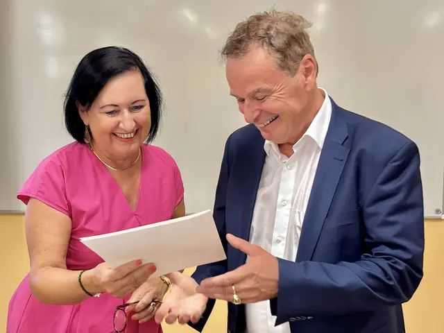 Bildungsdirektorin Elisabeth Meixner überreichte dem Schulleiter "Dank und Anerkennung". | Foto: MeinBezirk/Gerda Sammer-Schmidt