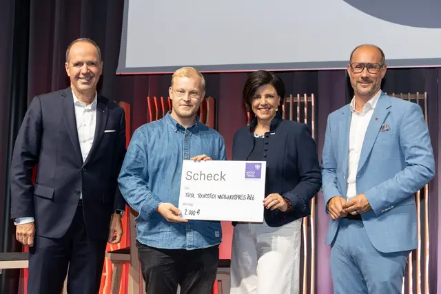 Johann Leopold Bahr (2.v.l.) erhielt für seine Konzeptidee Dark Sky Tirol den Tirol Touristica-Nachwuchspreis und einen Scheck der Hypo Tirol Bank in Höhe von 2000 Euro. Markus Hildmann von der Hypo Tirol Bank (l.), Tourismuslandesrat Mario Gerber (r.) und Tirol Werbung-Geschäftsführerin Karin Seiler gratulierten. | Foto: Tirol Werbung / Die Fotografen
