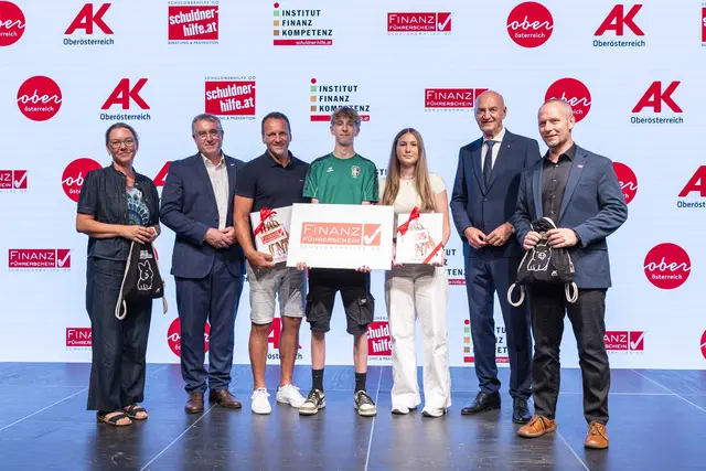 Polytechnische Schule Eferding: Ulrike Weiß (Leiterin Konsumentenschutz der Arbeiterkammer OÖ), Schulqualitätsmanager Manfred Schörghuber (Bildungsdirektion OÖ), Soziallandesrat Christian Dörfel, Johannes Kletzl (Geschäftsführer der Schuldnerhilfe OÖ) sowie Absolventen des OÖ Finanzführerscheins und jeweils eine Lehrkraft bzw. ein Trainer. | Foto: Land OÖ/Charlotte Guggenberger