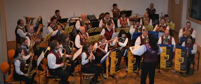 Die Musikerinnen und Musiker des EMV TK Arnoldstein sorgen für die perfekte Einstimmung. | Foto: Albert Molzbichler