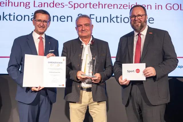 Wolfgang Bräuer (M.) wird vom Land OÖ geehrt. | Foto: Land OÖ