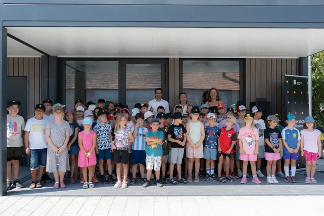 Die Apetloner Volksschulkinder haben den ersten Energiewende-Platz Burgenlands mit ihrem eigenen Energiewende-Lied feierlich eröffnet.  | Foto: Burgenland Energie AG