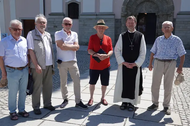 Helmut Pichler, Johann Gartner, Franz Sassmann, Direktor Hubert Scharinger, Abt Reinhold Dessl, Hubert Roiß.  | Foto: Foto: Absolventen Wilhering