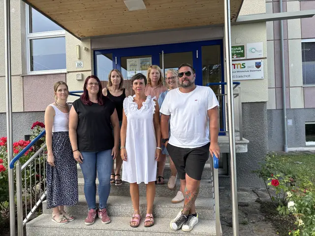 Ein Teil der Maria Lankowitzer Eltern vor dem Schulgebäude der Musik-Mittelschule Edelschrott | Foto: MeinBezirk/Harald Almer