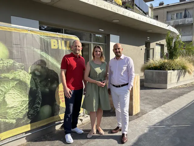Marcel Höckner (SPÖ), Johanna Zinkl (ÖVP) und Hamed Mohseni (v.l.n.r.) vor dem Billa in der Opitzgasse. | Foto: Marlene Graupner/MeinBezirk