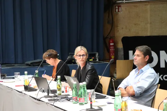 Christina Geisler (mitte) wurde vom Wörgler Gemeinderat zur neuen Stadtamtsdirektorin bestellt. | Foto: Martina Obertimpfler 