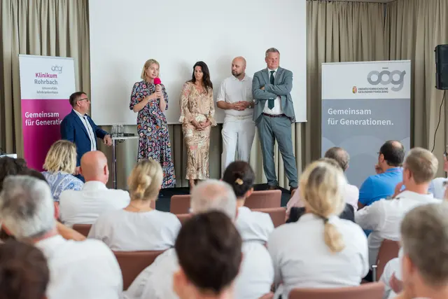 Großes Interesse bei der Infoveranstaltung: Mitarbeitende nutzten die Gelegenheit zum direkten Austausch mit dem OÖG-Geschäftsführer und der Landeshauptmannstellvertreterin. | Foto: OÖG