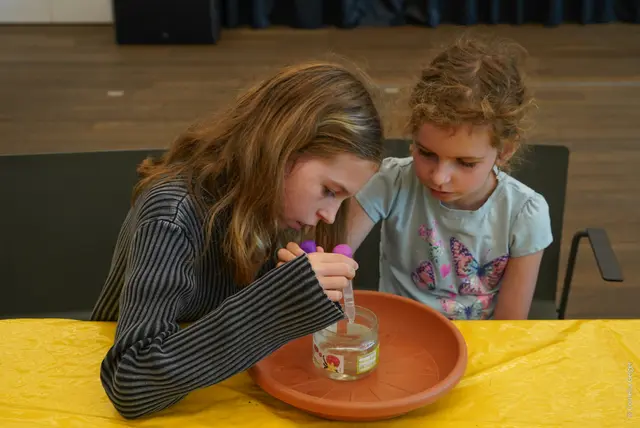 "summercamp-4-kids" bietet in den letzten drei Ferienwochen an 14 Standorten spannende Workshops zu Technik, Naturwissenschaften, Kreativität und Handwerk. | Foto: net for future GmbH