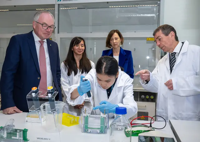 Landeshauptfrau-Stellvertreter Stephan Pernkopf und KLU-Rektorin Andrea Olschewski mit den Forscher:innen des neuen Allergologie-Labors | Foto: NLK Filzwieser