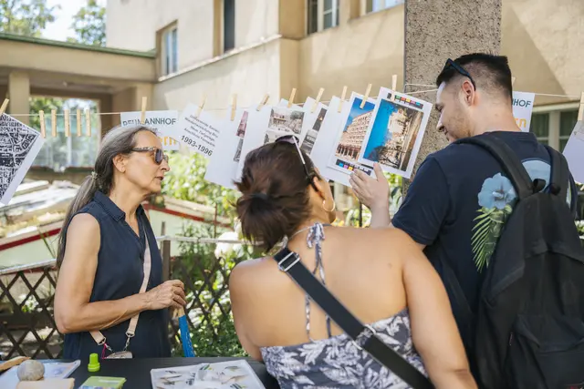 Mit Fotos und Informationen konnten sich Interessierte über die Geschichte des Reumannhofs informieren. | Foto: Stadt Wien/Marie Schrentewein