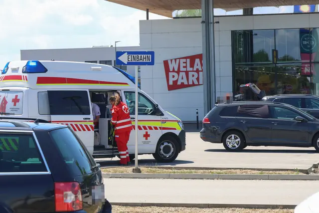 Ein Kind war am Welaspark-Parkplatz in einem Auto eingesperrt und musste von den Einsatzkräften befreit werden. | Foto: laumat.at