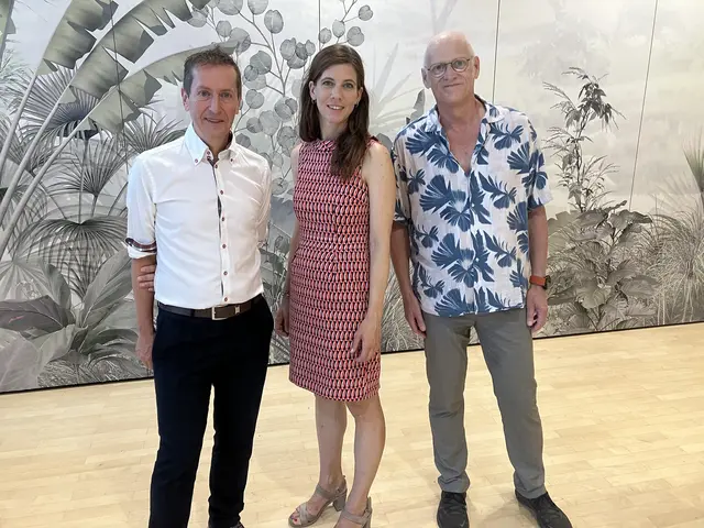 Die Fachleute im Pflege- und Gesundheitswesen Thomas Dorner, Andrea Schmidt und Will Haas (von links nach rechts) sehen im Klimabereich Handlungsbedarf: Maßnahmen sollen älteren Menschen und pflegenden Angehörigen das Leben bei großer Hitze erleichtern und vorbeugend für mehr Resilienz in der Zukunft sorgen.  | Foto: Karl Ettinger