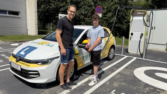 Fahrschulleiter Thomas Leitner mit Fahrschüler Lukas Kainz-Stögmüller | Foto: Euroline