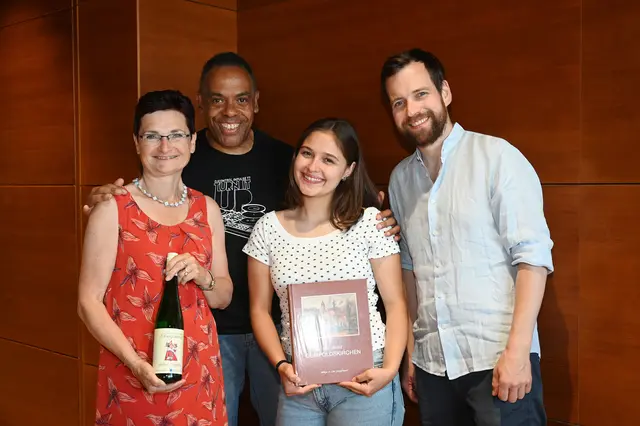 Gewinnerin des Los-Angeles-Awards 2025 Baylee Gallie besuchte Bürgermeisterin Dagmar Händler am Gemeindeamt und freute sich über eine Ortschronik und Königswein als Geschenk: Im Bild Bürgermeisterin Dagmar Händler, Tony Zawinul, Baylee Gallie und Musikschuldirektor Tobias Karall.  | Foto: Pohl