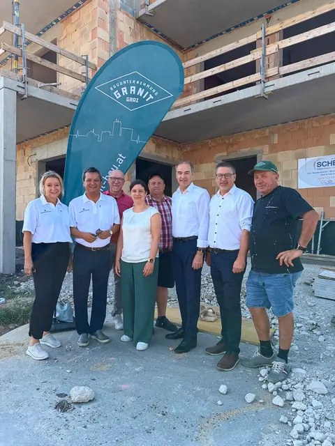 Dachgleiche Pflegestützpunkt Markt St. Martin: Soziallandesrat Leonhard Schneemann mit Bürgermeister LAbg. Jürgen Karall mit VertreterInnen der SOWO - So Wohnt Burgenland GmbH und beteiligten Gewerken. | Foto: Büro LR Schneemann