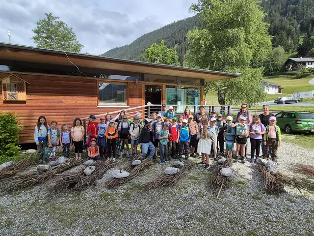Die Schüler der Volksschule Weißensee packten begeistert mit an. | Foto: Naturpark Weißensee