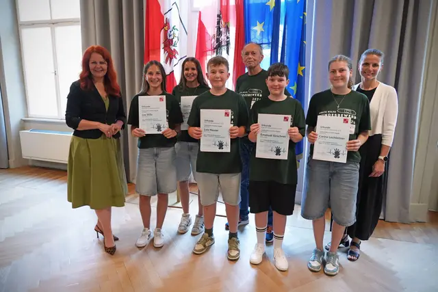 Die Schülerinnen und Schüler der MS Lechtal wurden beim Erste-Hilfe-Bundesbewerb mit dem Leistungsabzeichen in Silber in der Kategorie „LebensretterIn“ ausgezeichnet. Im Bild (v. l.): LRin Cornelia Hagele, Lea Wille, Sofia Wolf, Luis Hauser, Christoph Bader (Lehrperson und Ersthelfer MS Lechtal), Emanuel Kirschner, Carina Lechleitner und Bildungsdirektorin Bettina Ellinger. | Foto: Land Tirol/Schallhart