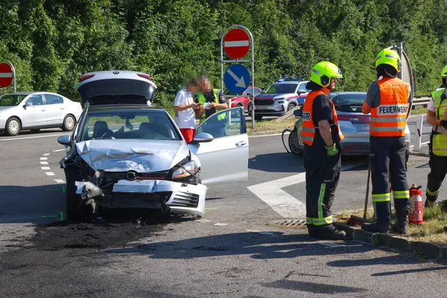 Wieder zwei Autowracks beim Autobahnzubringer der A8 in Pichl bei Wels. | Foto: laumat.at